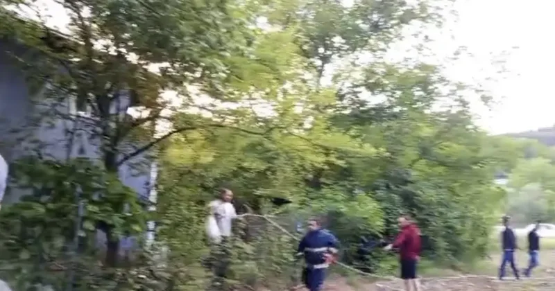 Bolu’da 2 katlı evin çatı katında yangın çıktı
