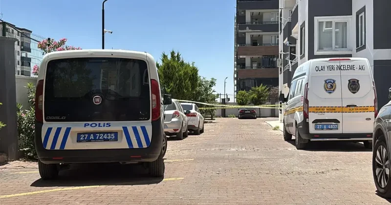 Kucağında çocuğuyla sekizinci kattan atladı