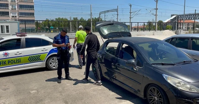 Taksiciler müşteri kılığına girdi, korsan taksiciyi yakalattı Karaman da taksicilerin müşteri kılığına girerek yaptığı korsan takibinde hem sürücü hem de kendileri ceza yedi Karaman Haberleri Habertürk Yerel Haberler