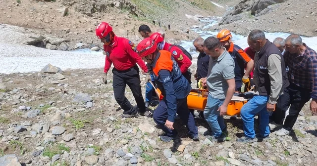 Hakkari de ekipler kayalıklardan düşerek yaralanan kişi için seferber oldu Hakkari Haberleri Habertürk Yerel Haberler