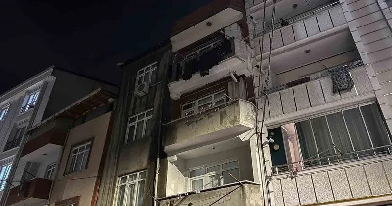 Esenyurt’ta 3 katlı binanın çatısı alev alev yandı