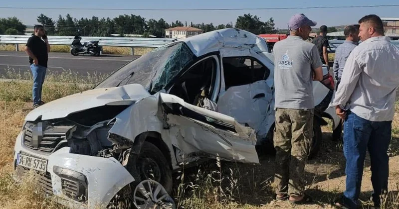YKS ye giden öğrencilerin bulunduğu otomobil tırla çarpıştı: 2 yaralı