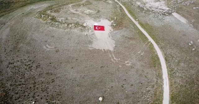 Eskişehirli gençler Milli Takıma destek için dağa Türk Bayrağı nakşetti Sakarya Meydan Muharebesi nin yaşandığı tepeye Türk bayrağı çizdiler Eskişehir Haberleri Habertürk Yerel Haberler
