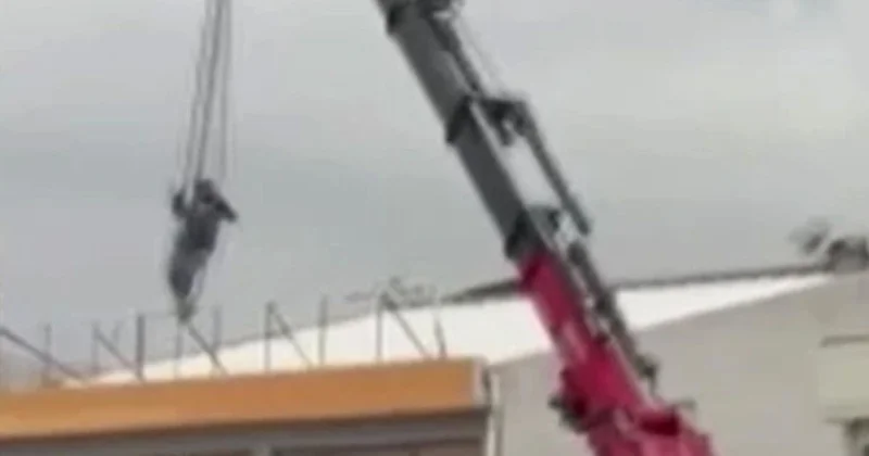 Ankara da bir kişi vinçte sallandı: O anlar kameraya yansıdı