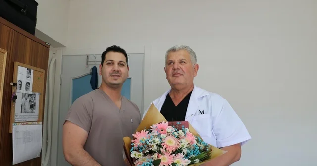 Kendisi gibi doktor olan babasına hastanede sürpriz Babalar Günü kutlaması İzmir Haberleri Habertürk Yerel Haberler