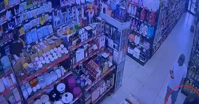 Zincir marketten televizyon çalan şüphelinin yakalandığı anlar kamerada Bursa Haberleri Habertürk Yerel Haberler