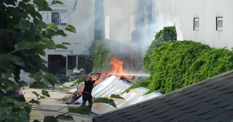 Bahçede çıkan yangın yedek parça deposuna sıçradı