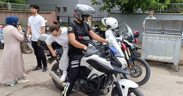 Bursa da yanlış okula gelen adayların yardımına polis koştu Bursa Haberleri Habertürk Yerel Haberler
