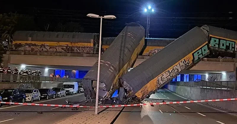 Almanya da iki yük treni çarpıştı: 1 ölü