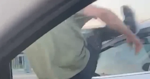 Unkapanı Köprüsü nde gergin anlar: Tartıştığı sürücücünün aracını tekmeledi VİDEO İZLE