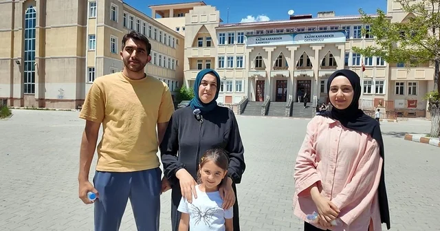 Anne, 2 çocuğuyla aynı okulda sınav heyecanını yaşadı Van Haberleri Habertürk Yerel Haberler
