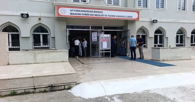 Afyonkarahisar da YKS maratonu başladı Kimliğini unutan ya da kaybeden adayların imdadına polisler yetişti Afyonkarahisar Haberleri Habertürk Yerel Haberler