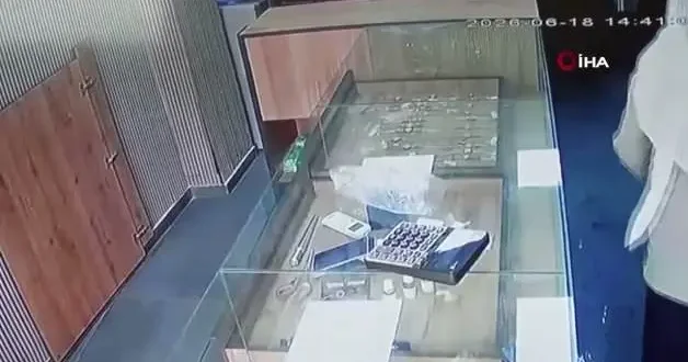 Şanlıurfa da firari dana kuyumcuya daldı, ortalığı birbirine kattı, o anlar kamerada!