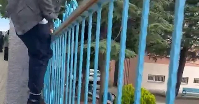 Demir kapıdan atlayarak yetişmeye çalıştı, sınava alınmayınca duvarından atlayarak okuldan ayrıldı Kırıkkale Haberleri Habertürk Yerel Haberler