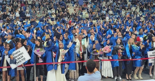 Kütahya Dumlupınar Üniversitesi nde binlerce öğrenci mezuniyet sevinci yaşadı Rektör Prof. Dr. Süleyman Kızıltoprak: Geleceği sizler inşa edeceksiniz Kütahya Haberleri Habertürk Yerel Haberler