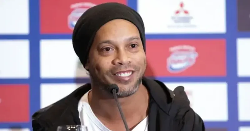 Ronaldinho 46 yaşında futbola geri döndü!