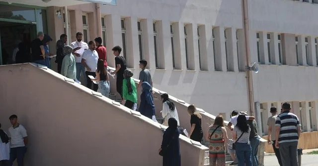 YKS nin ilk oturumu TYT başladı, Erzincan da 7 bin 892 aday sınava girdi Erzincan Haberleri Habertürk Yerel Haberler