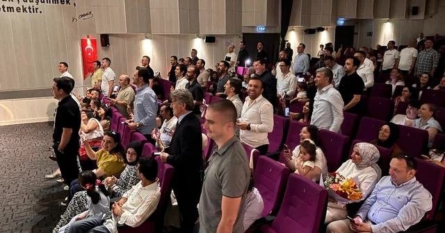 Duygulandıran koro; sahnede çocuklar, salonda babalar Trabzon Haberleri Habertürk Yerel Haberler