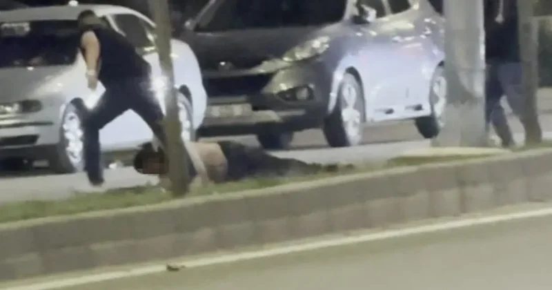 Bir tokatla yere serdiği şahsı sürükleyerek götürdü, o anlar kamerada