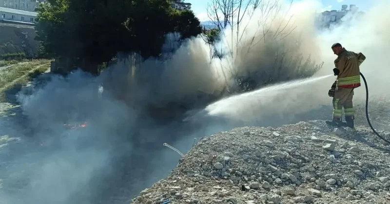 Antakya’da hurdalık ve çöplük yangını