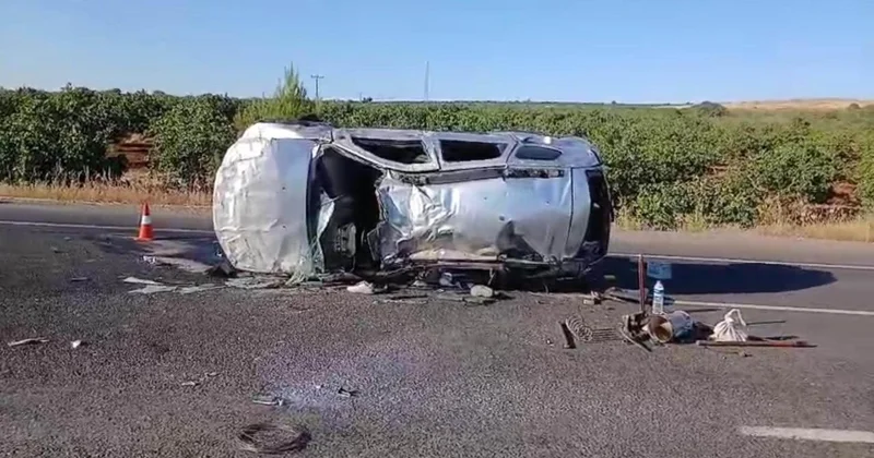 Şanlıurfa da hafif ticari araç devrildi: 2 ölü