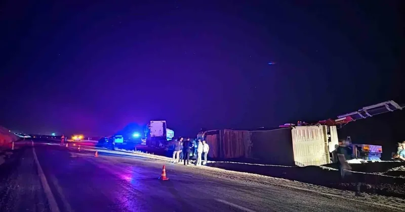 Siirt’te tır devrildi: 3 yaralı