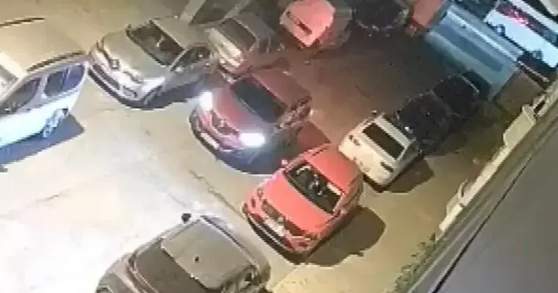 Sultangazi de otomobile silahlı saldırı; sürücü son anda kurtuldu