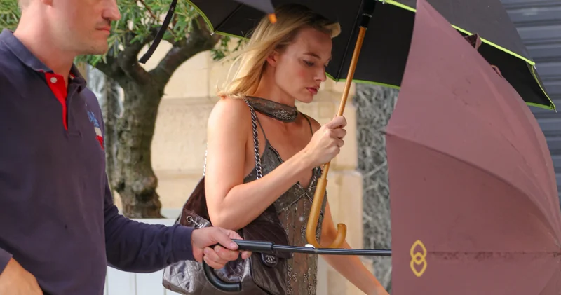 Margot Robbie nin yağmurlu Paris stili