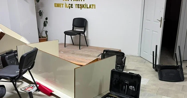 Kütahya da AK Parti ilçe binasına saldırı: Şüpheli yakalandı... Ev hapsi verildi