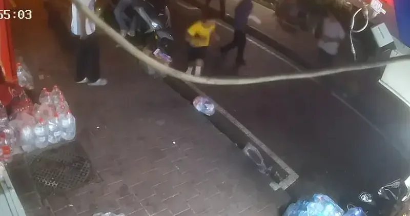 Fatih te midyeciyle tartışan şüpheli, kavgayı ayırmaya çalışan midyecinin kız kardeşini bıçakladı