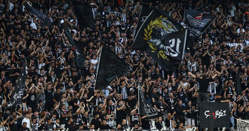 Maç 3 0 olduğu anda Dolmabahçe de tüm tribünler aynı sesle inledi