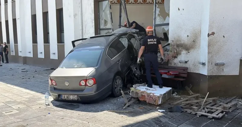 Caminin imam odasına dalan aracın sürücüsü alkollü çıktı: 290 bin lira ceza kesildi
