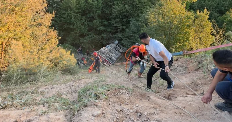 Sakarya da nakliye aracı şarampole devrildi: 1 ölü Son dakika haberleri