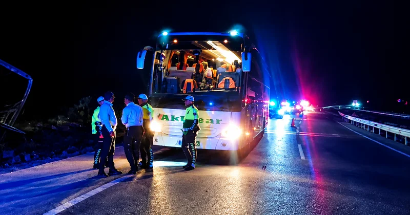Manisa Kırkağaç ta yolcu otobüsü yoldan çıktı, yaralı yolcular bulunuyor
