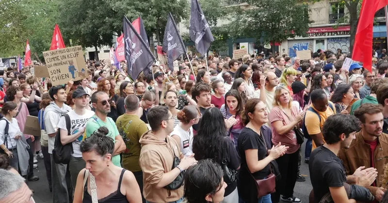 Fransa’da binlerce kişi sokağa döküldü: Sloganlarla yürüdü