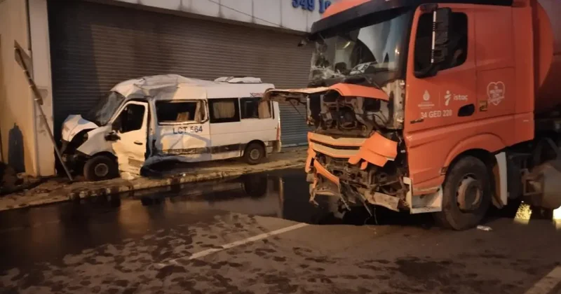 Servis minibüsü ile kamyon çarpıştı!