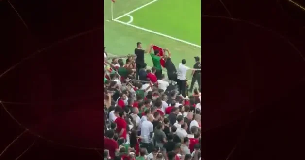 Amedsporlu bir taraftar tribünde Türk bayrağını açıp öptü