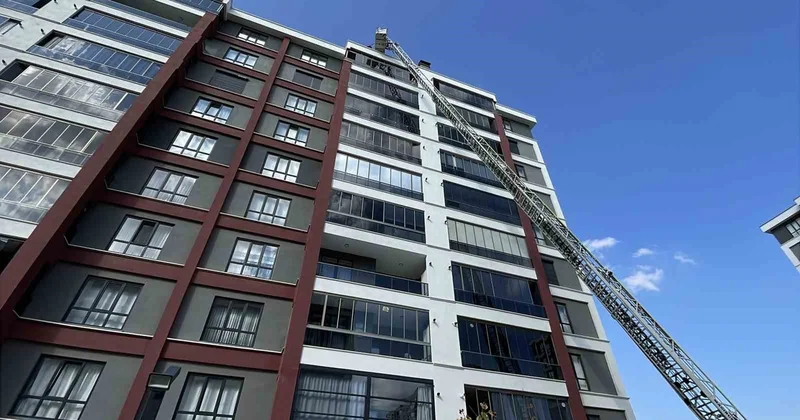 İntihar için çatıya çıktı, polis ikna etmeye çalışırken sızdı kaldı