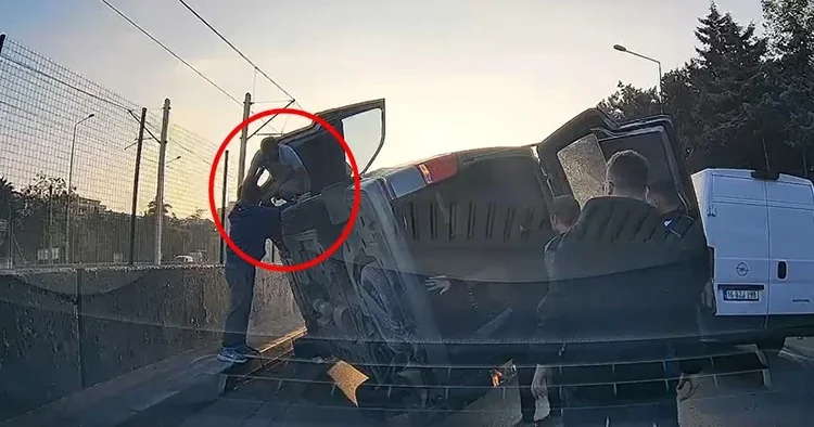Bursa’da kamyonetin çarptığı araç otomobilin üstüne devrildi
