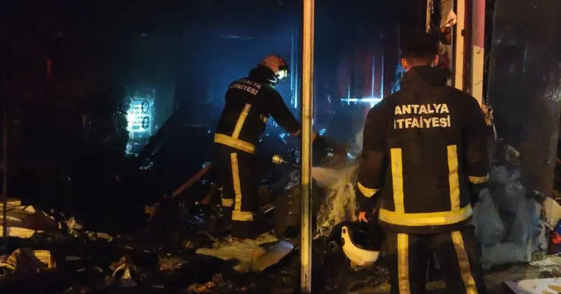 Antalya’da iki iş yerinde yangın: Alevler üst kattaki eve de zarar verdi