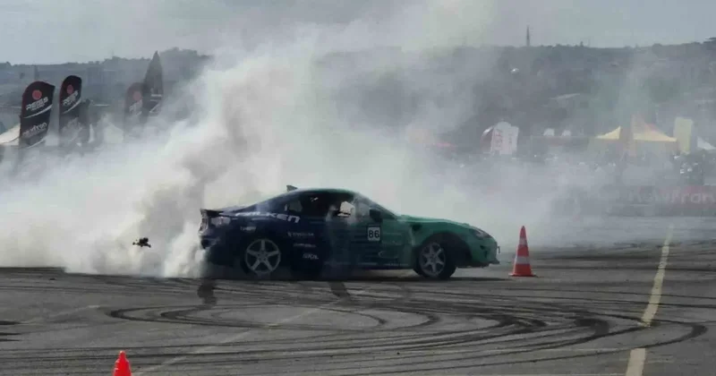 Asfaltı yakıp geçtiler: Tekirdağ’da nefes kesen drift şovu
