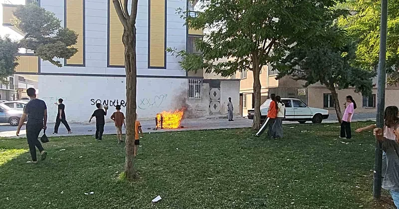 Şanlıurfa Haliliye de çocukların yaktığı koltuk yangını sakinlerin tepkisine yol açtı