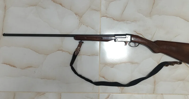 Samandağ da sokak köpeğini vuran şüpheli gözaltında, evinde av tüfeği ele geçirildi