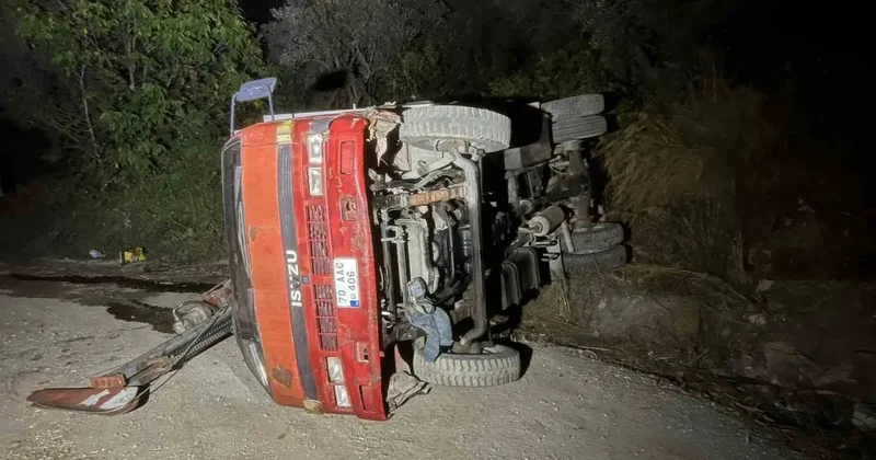 Bursa’da devrilen iş makinesinde sıkışan sürücü camdan çıkarıldı