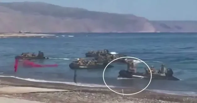 Yunanistan ın çıkarma tatbikatında askerler denize düştü