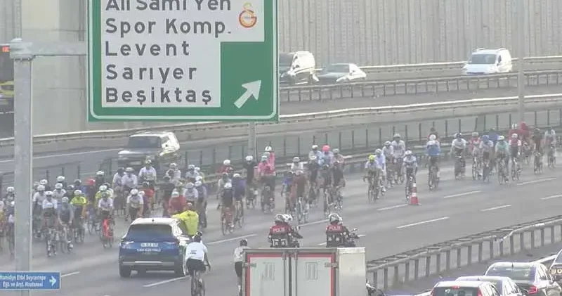 İstanbul’da bisiklet yarışı nedeniyle FSM Köprüsü nde Ankara yönü trafiğe kapatıldı