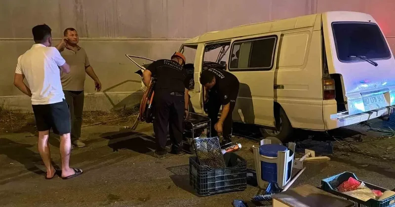 Antalya’da panelvan kontrolden çıktı: 1 yaralı