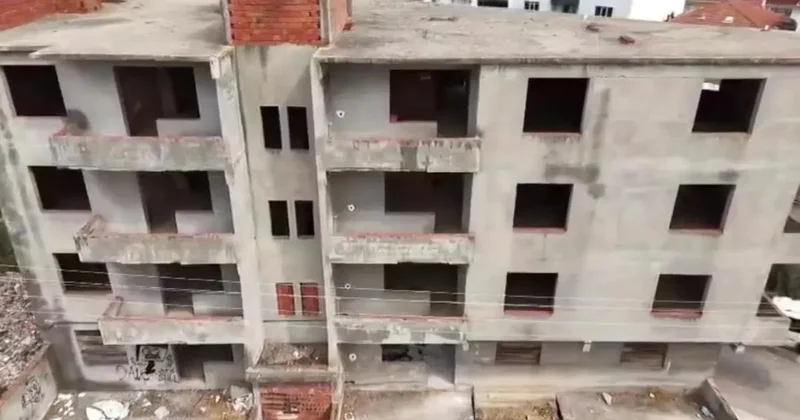 Karacabey de 30 yıldır tamamlanmayı bekleyen bina mahalleliyi tedirgin ediyor