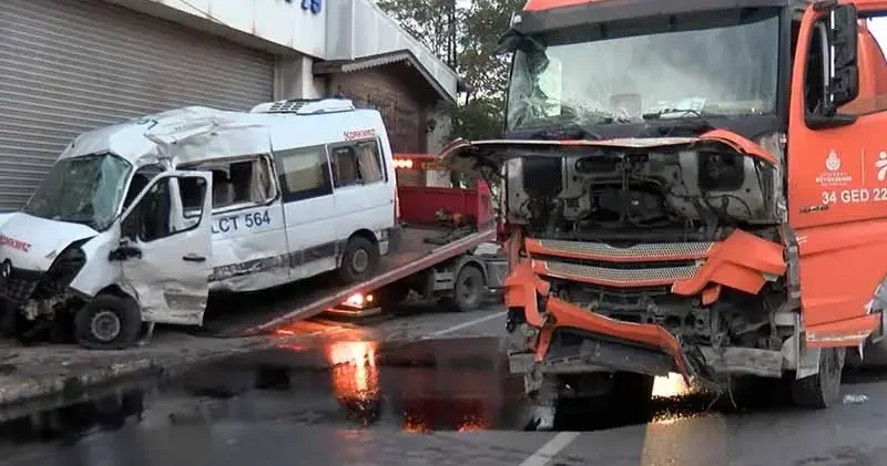 Ümraniye’de servis minibüsüyle İBB’ye ait atık kamyonu çarpıştı: 2 yaralı
