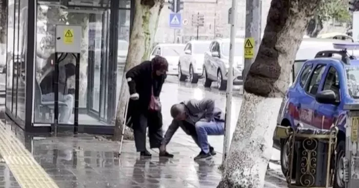 Hayırlı evlat: Bankaya çamurlu girmesin diye annesinin ayakkabısını elleriyle temizledi